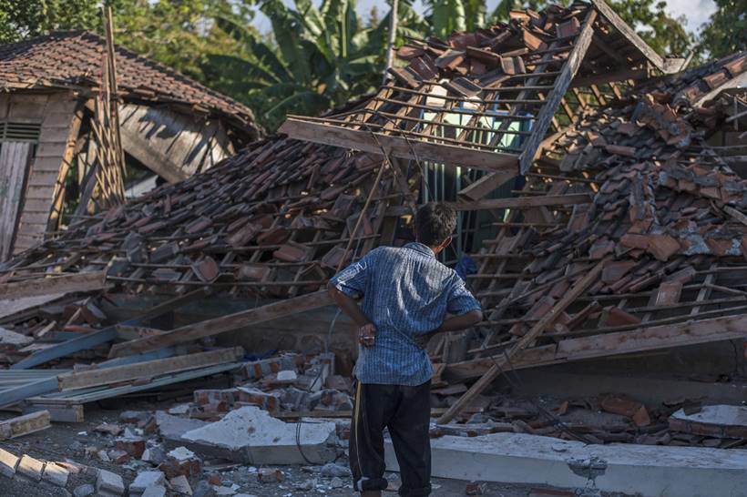 Quake puts life on hold in damaged Indonesia's Lombok island, over 100 dead