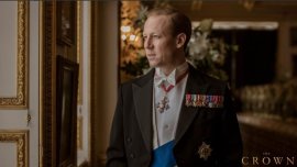 tobiaz menzies look in netflix show the crown as prince phillip or duke of edinburgh