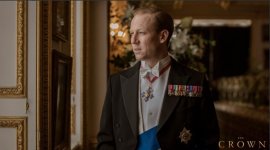 tobiaz menzies look in netflix show the crown as prince phillip or duke of edinburgh