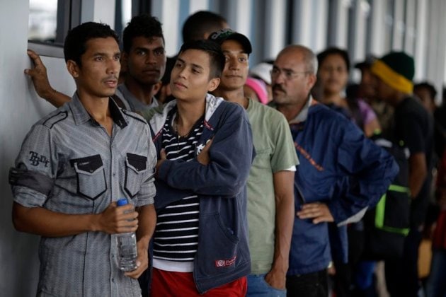 Venezuelan migrants pour into Peru before new rules enforced