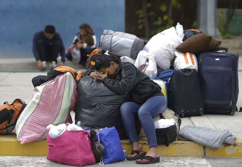 Venezuelan migrants pour into Peru before new rules enforced