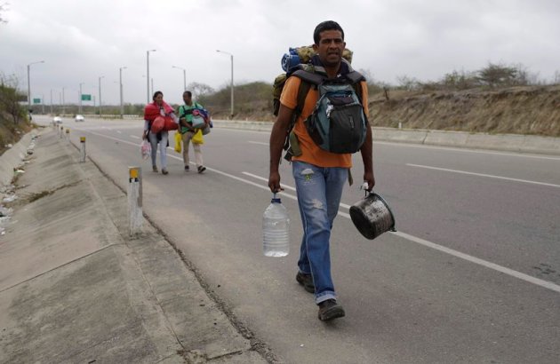 Venezuelan migrants pour into Peru before new rules enforced