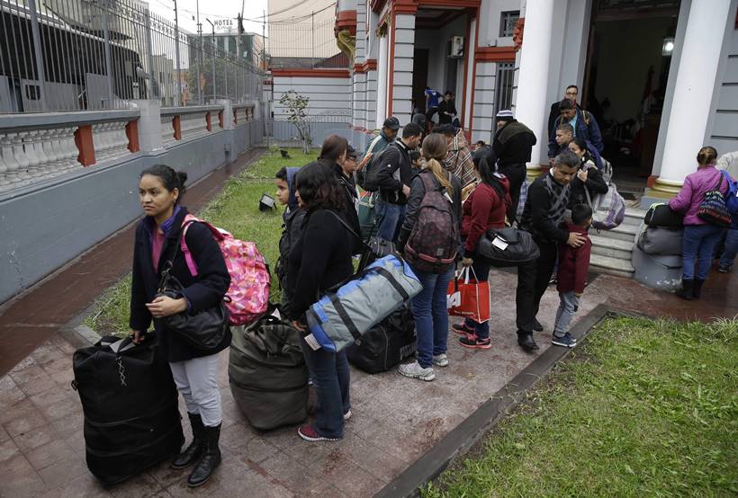 Venezuelan migrants pour into Peru before new rules enforced