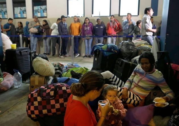 Venezuelan migrants pour into Peru before new rules enforced