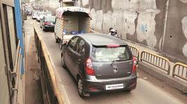 Nigdi-Dapodi Bus Rapid Transit System, BRTS lane, traffic jam on service roads, Pune News, Indian Express