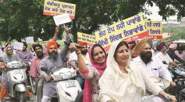 Chandigarh helmet rule, helmet rule day 1, compulsory helmet for women two wheeler riders, women challaned, challan drive, awareness drive, Sikhs protest, sikh delegation meets UT Administrator, Indian Express news