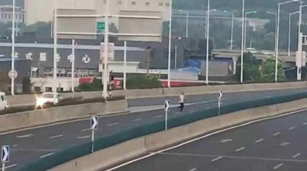Man, China, man in china jumps bridge evade drunk test, chinese man jumps off bridge, man, china, Chinese man, man in china, china man, man china, indian express, indian express news