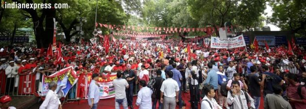 Red flags cover road as thousands gather for farmers' rally at Ramlila Maidan