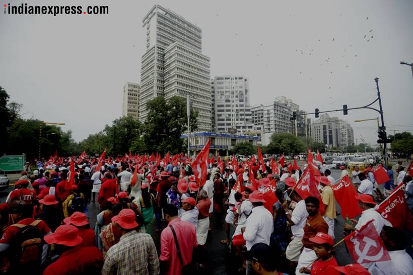 Red flags cover road as thousands gather for farmers' rally at Ramlila Maidan