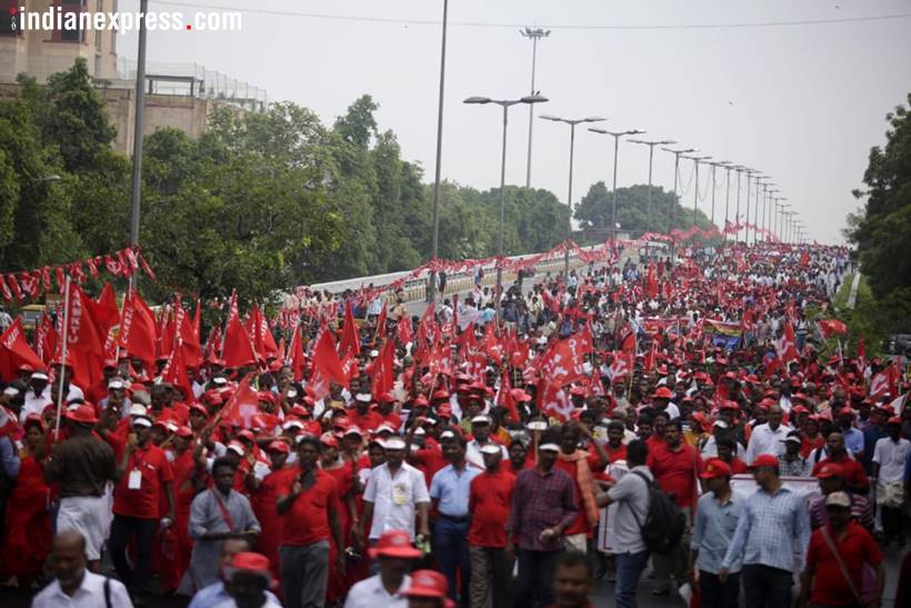 Red flags cover road as thousands gather for farmers' rally at Ramlila Maidan