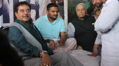 hardik patel, paas leader hardik patel health deteriorates, hardik patel admitted to hospital, hardik patel indefinite hunger strike, hardik patel fast