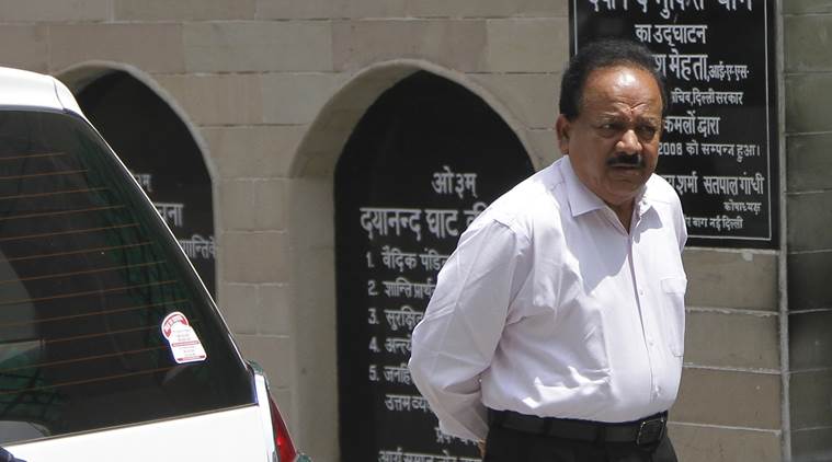 Dr. Harsh Vardhan at Lodhi Crematorium, to perform the last rites of Kuldeep Nayar, on Thursday, August 23, 2018. Express photo by Abhinav Saha