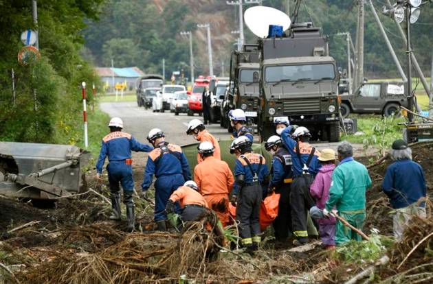 Japan earthquake toll rises as rescuers dig through landslides