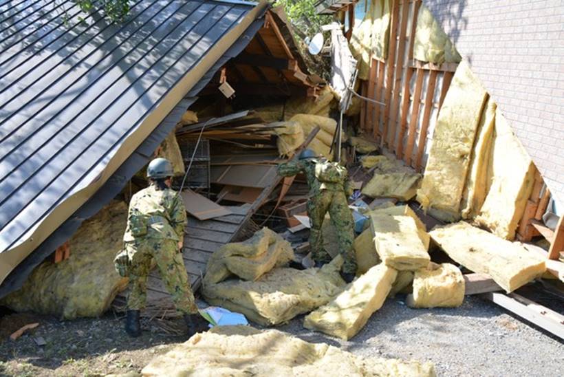 Japan earthquake toll rises as rescuers dig through landslides