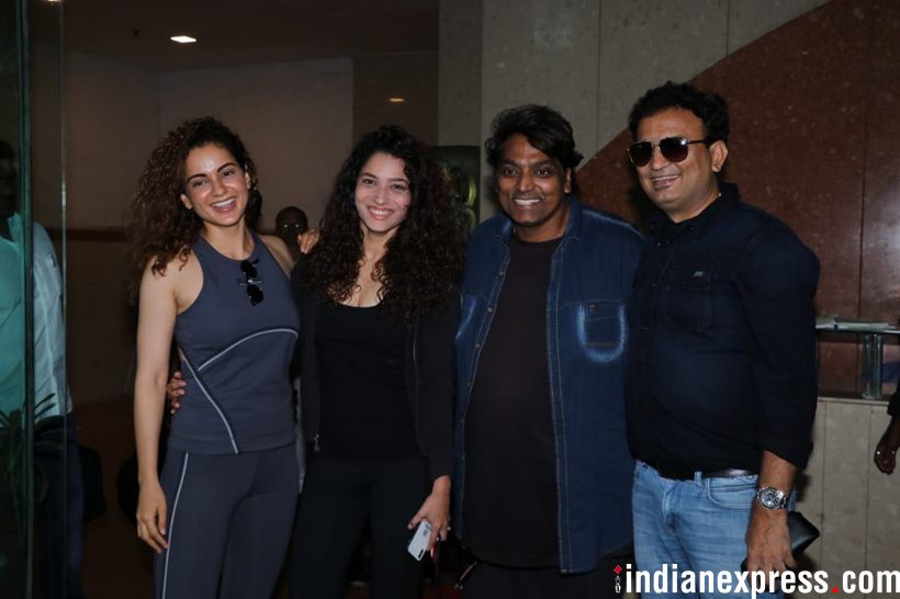 kangana ranaut with manikarnika team