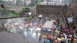 Kolklata bridge collapse, majerhat bridge, majerhat bridge collapse, majerhat bridge collapse live updates, kolkata bridge collpase news, mamata banerjee, Kolkata news, Indian express