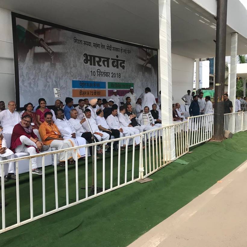 Bharat Bandh: Rahul Gandhi leads protest from Rajghat, violence reported in Mumbai