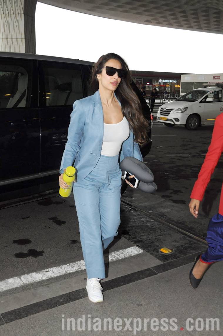 Anushka Sharma pairs summer ready ethnic attire with Rs 70k bag at the  airport - India Today