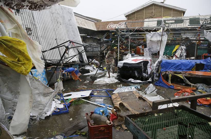 Typhoon Mangkhut lashes Philippines, strongest storm this year