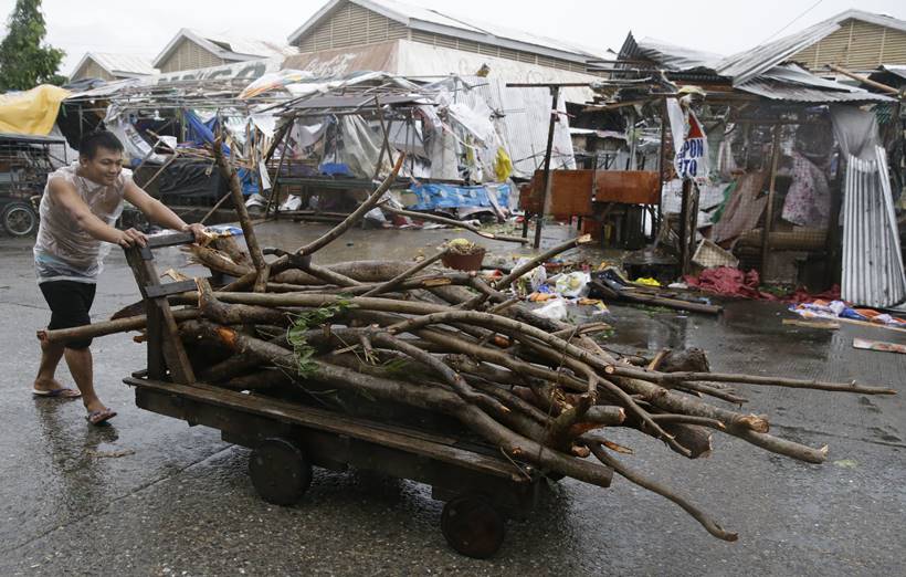 Typhoon Mangkhut lashes Philippines, strongest storm this year