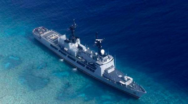 Philippines extricates warship from South China Sea shoal