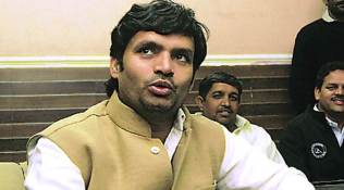 On way to Safdarjung hospital, jailed ex-MLA gives police the slip