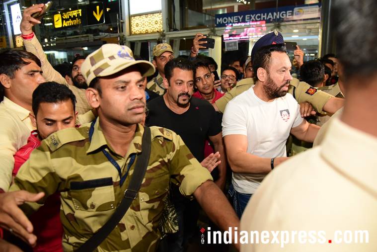 Fans mob Salman Khan and Iulia Vantur in Jaipur ...