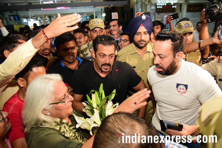 Fans mob Salman Khan and Iulia Vantur in Jaipur ...