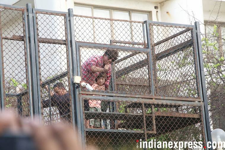 shah rukh and abram in mannat