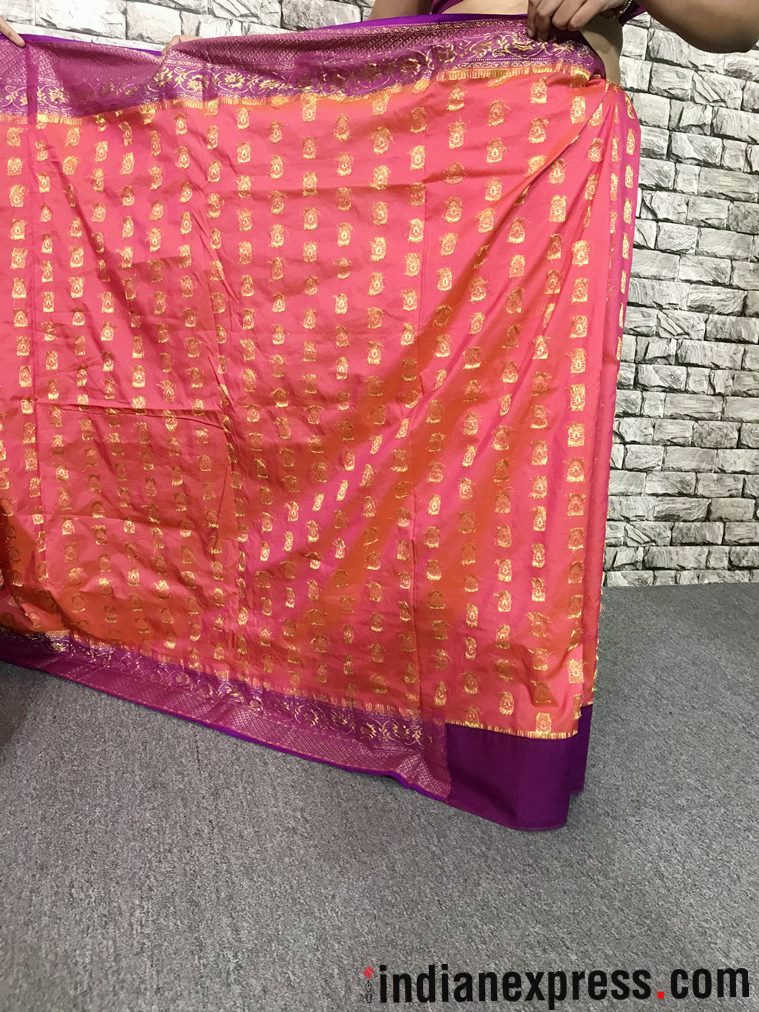 how wear a bengali sari, how to wear an atpoure sari, how to drape a bengali sari, bengai sari, atpoure sari, how to wear a sari, how to drape a sari, step by step of wearing a sari, indian express, indian express news