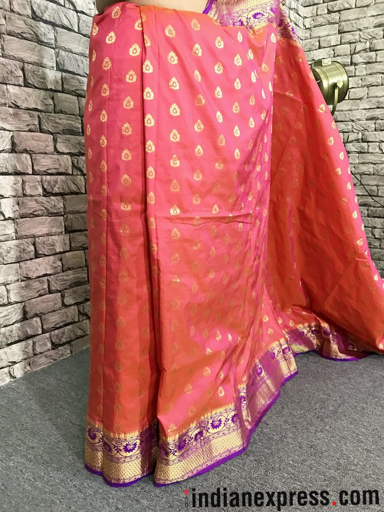 how wear a bengali sari, how to wear an atpoure sari, how to drape a bengali sari, bengai sari, atpoure sari, how to wear a sari, how to drape a sari, step by step of wearing a sari, indian express, indian express news