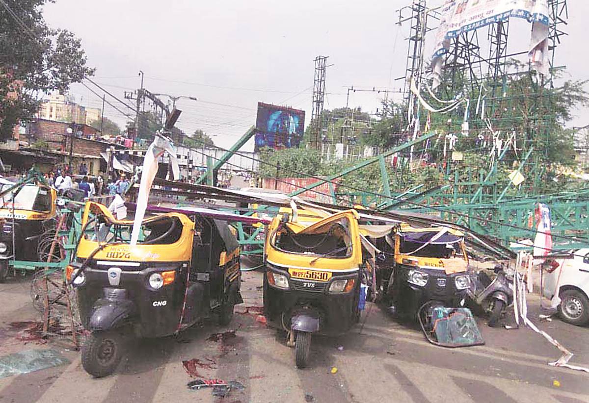 hoarding collapse in Pune, Juna Bazaar