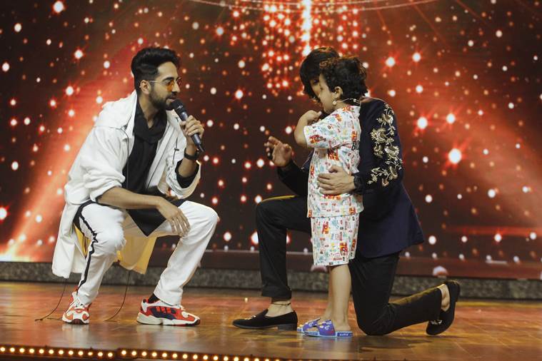 Ayushmann Khuranna having a fun moment with contestant Garvit Pareek