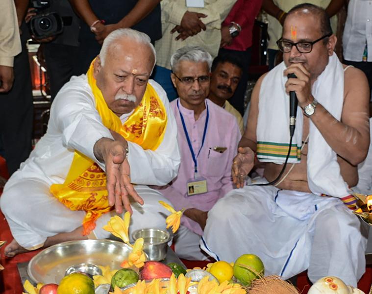 mohan bhagwat, bhagwat temple, ayodhya ram mandir, ram mandir, bhagwat temple, bhagwat offers prayers, rss ram mandir, indian express, india news