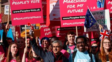 Hundreds of thousands take to streets in London demanding second Brexit vote