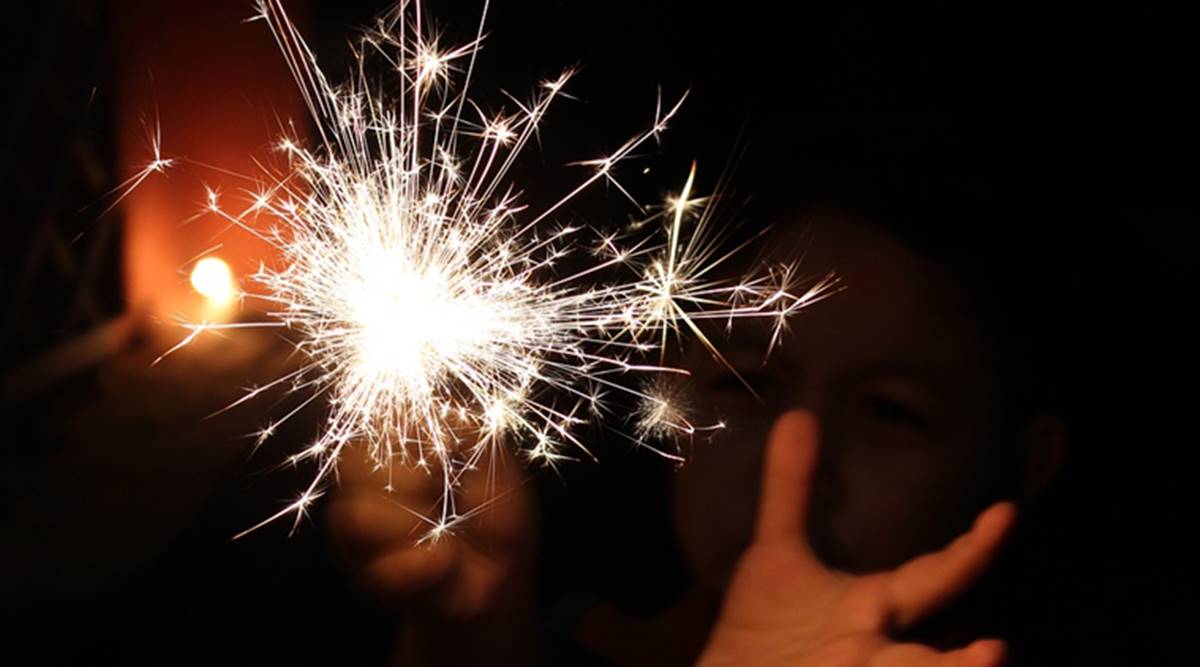 Giovane fa esplodere cracker Diwali nella bocca di 3 anni, vittima critica