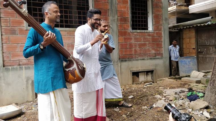 Footpath Bharathanatyam, people dance on footpath, viral dance video, funny video, people highlight pothole issue with dance, indian express, indian express news