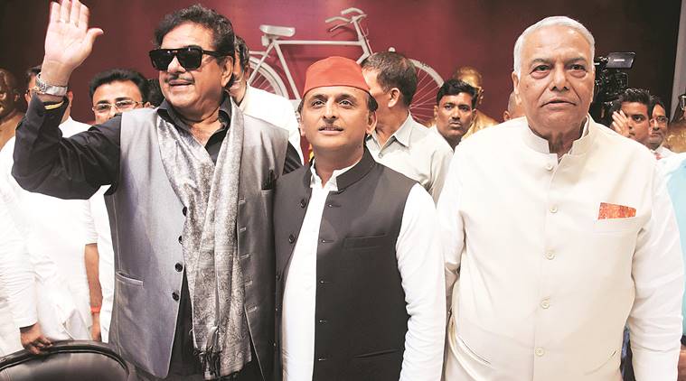 On JP anniversary, Shatrughan Sinha and Yashwant Singh stand with Akhilesh Yadav