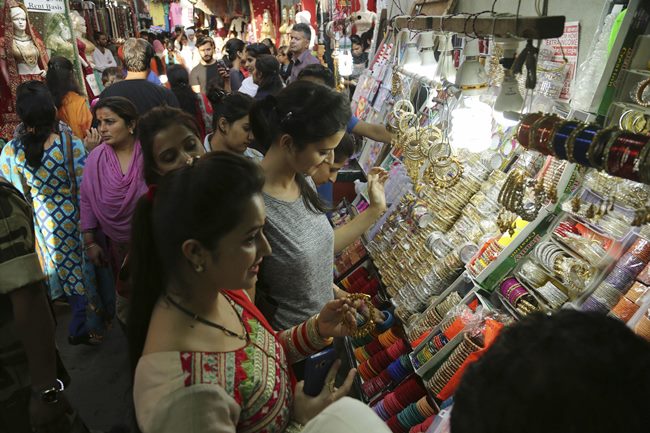 karva chauth, karwa chauth, karva chauth 2018, karwa chauth 2018, karva chauth celebrations in india, karva chauth celebrations, karva chauth in states india, indian express, indian express news
