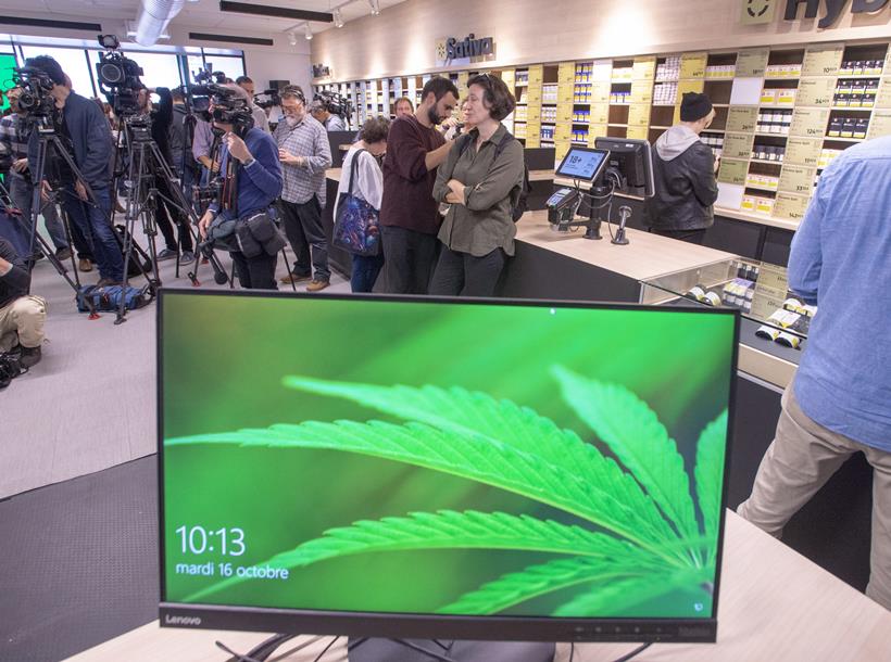 Canadians 'Wake and Bake' as Marijuana gets legalised in the country