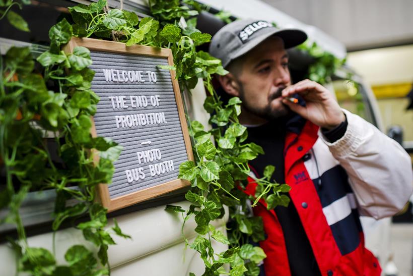 Canadians 'Wake and Bake' as Marijuana gets legalised in the country