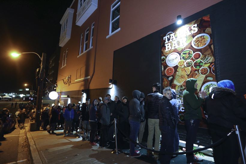 Canadians 'Wake and Bake' as Marijuana gets legalised in the country
