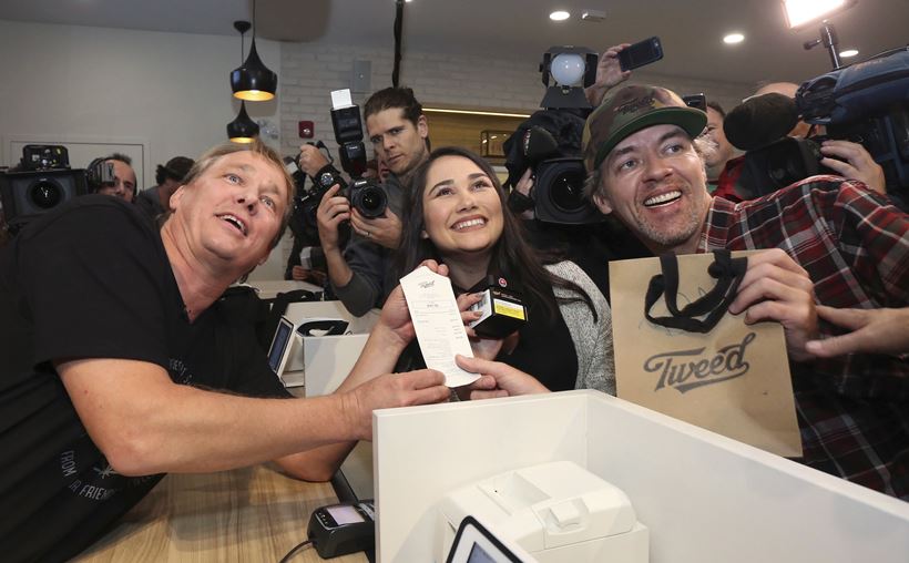 Canadians 'Wake and Bake' as Marijuana gets legalised in the country