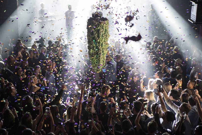 Canadians 'Wake and Bake' as Marijuana gets legalised in the country