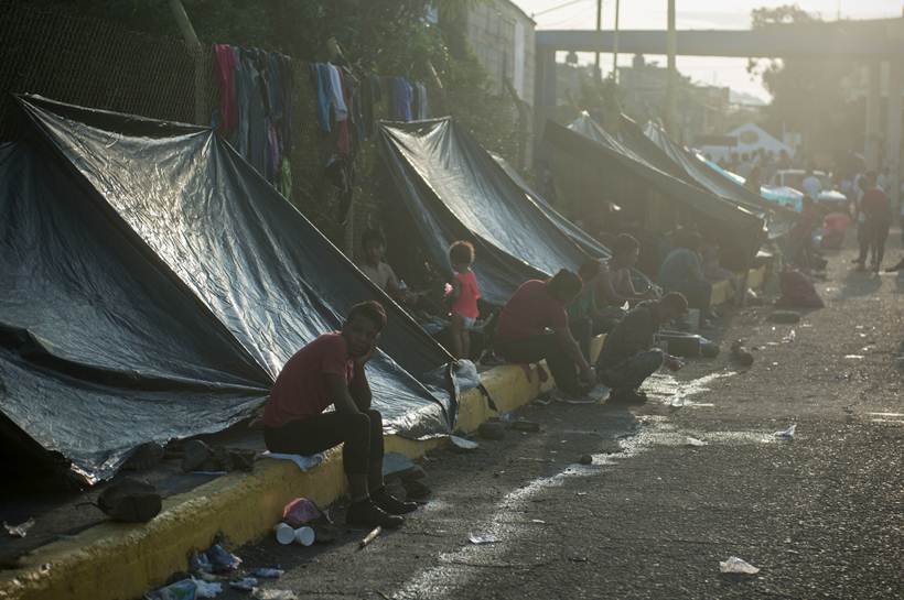 Thousands of Honduran migrants in US-bound caravan head into Mexico