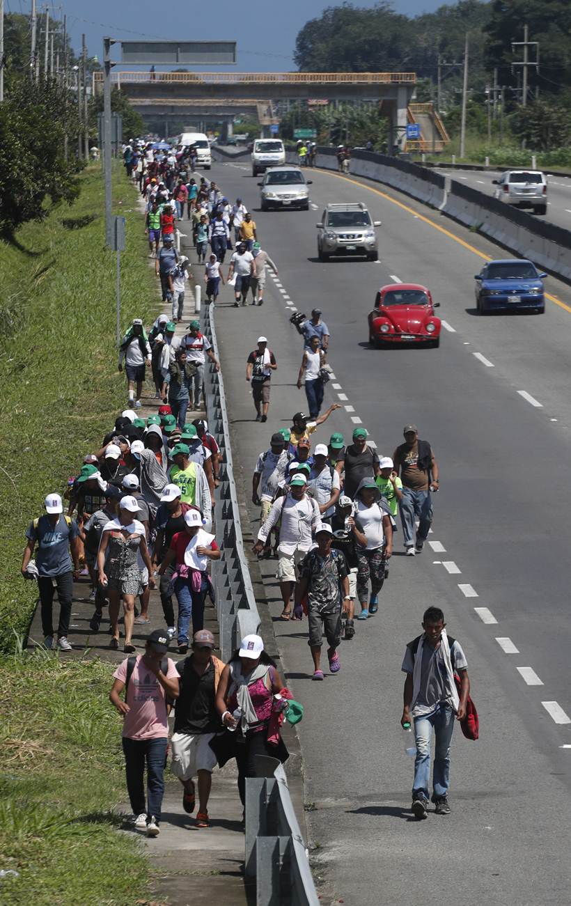 Thousands of Honduran migrants in US-bound caravan head into Mexico
