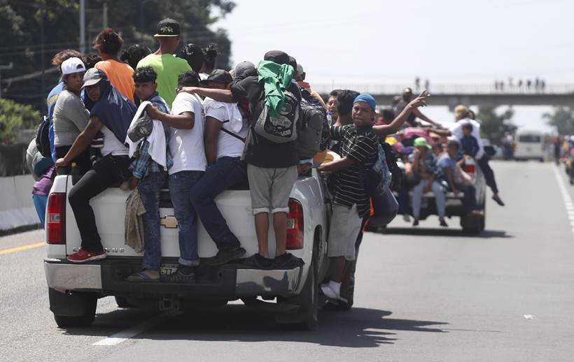 Thousands of Honduran migrants in US-bound caravan head into Mexico