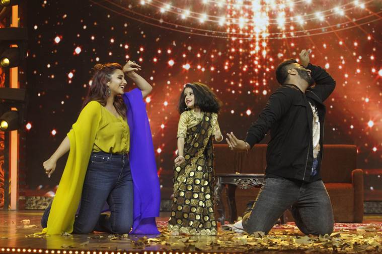 Parineeti Chopra and Arjun Kapoor interacting and dancing with contestant Inayat Verma