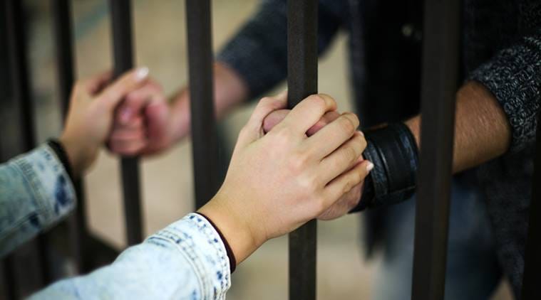 prison guard quits job to be with prisoner, prison guard quits job, woman vacations with prosier, viral news,