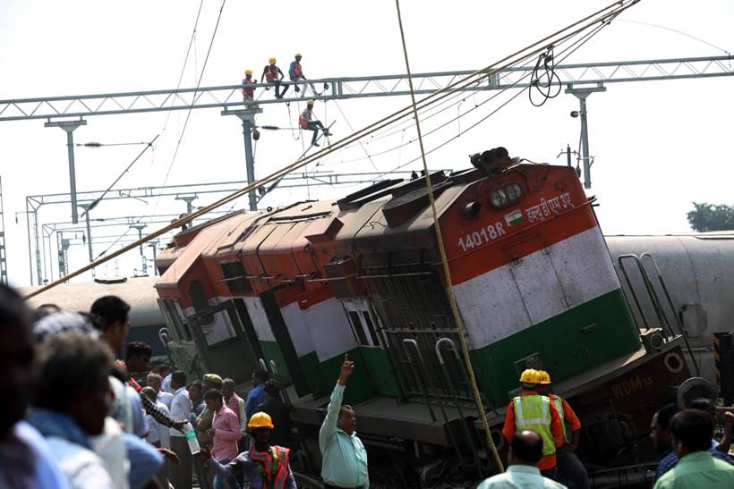 New Farakka Express derails near UP's Rae Bareilly, seven killed